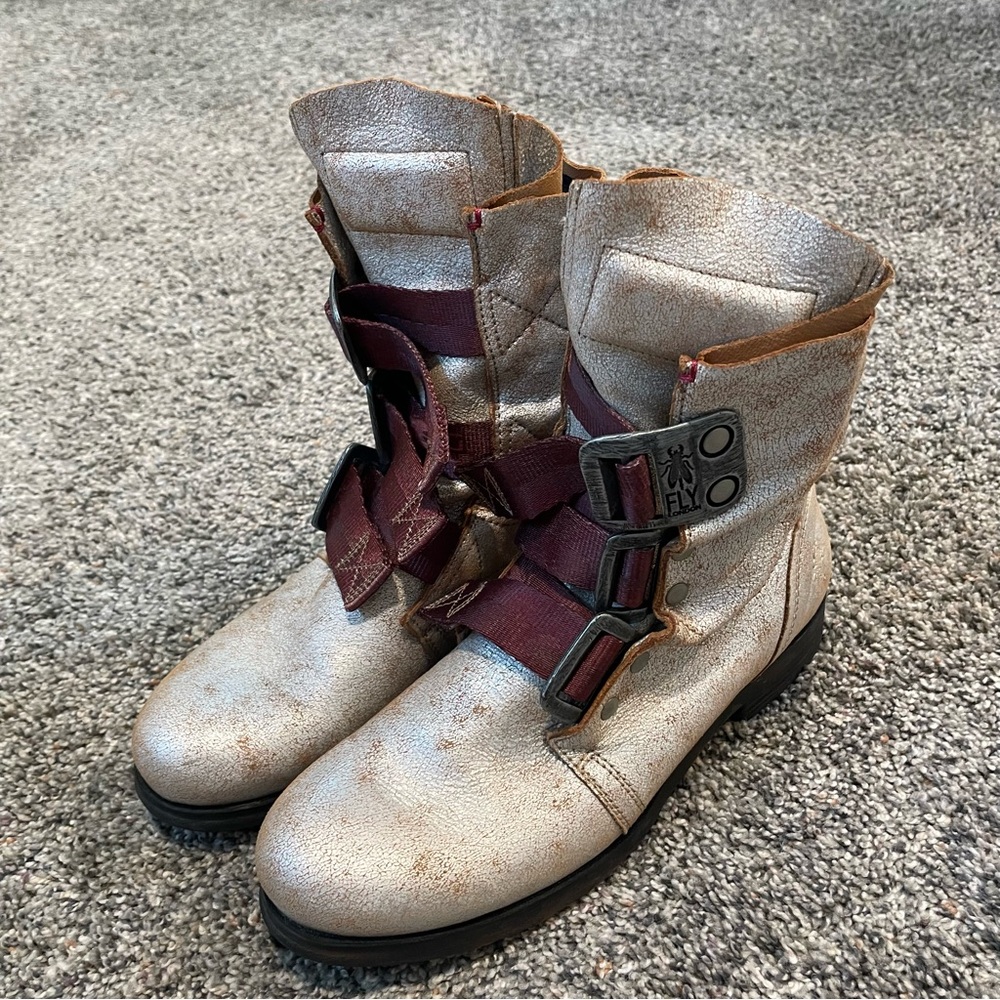Fly London Pearl White Leather Combat Boots EU 39 US 8.5 Buckle Chunky Sole EUC